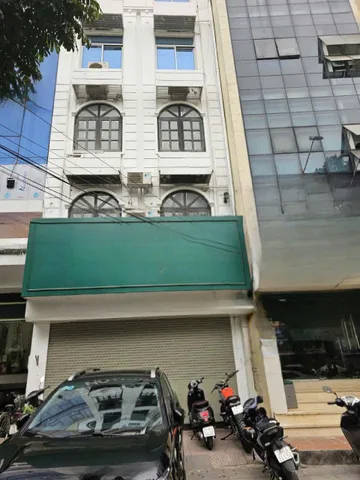 Cho thuê nhà 6 tầng THANG MÁY tại Mặt phố NGUYỄN VĂN HUYÊN, Cầu Giấy. 65 triệu/tháng.