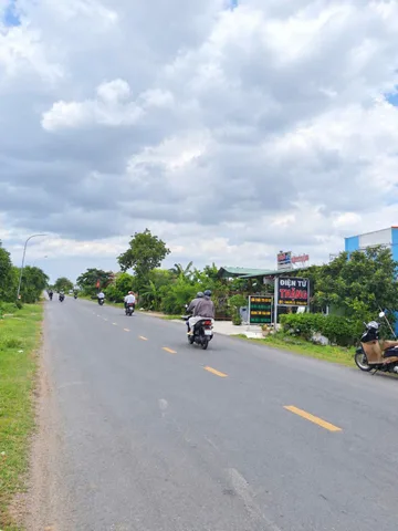 Đất - giá 1,55 tỷ - Mặt tiền Kinh oanh - full thổ cư -5m*56,8m - đường 826B - Cần Đước - Long An - liên hệ 0919089456