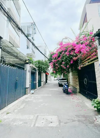 81m2 ( 4.5 × 18m ) xây 4 tầng, 9ty nhinh. Gần Khu Bắc Hải - Lý Thường Kiệt, ngay CV Lê Thị Riêng, gần Khu Cư Xá Tự Do 
+ Nhà mới đẹp 5PN 5WC, chỉ 9ty nhinh
+ Vị trí kết nối nhanh các quận trung tâm Q10, Q3, Phú Nhuận... 
📞 LH ( Zalo/ SĐT ): 0706.120.93