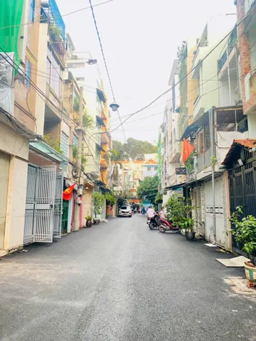 Hẻm oto ngay Lạc Long Quân - Lý Thường Kiệt, gần Chợ Tân Bình, Trường Đại học Bách Khoa
Ngang 4 dài 14m xây 3 tầng, chỉ 6.9ty
+ Nhà 4PN 3WC mới đẹp ở ngay
+ Sổ a4, hoàn công đầy đủ pháp lý chuẩn 
📞 LH ( Zalo/ SĐT ): 0706.120.931 Trang Nhà Phố
👉 Người