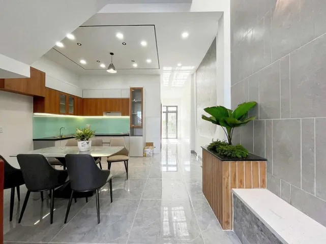 56m2 ( 4 × 14m ) xây 3 tầng, 6ty nhinh. Hẻm oto ngay nhà, ngay Lạc Long Quân - Lý Thường Kiệt. Hẻm thông thoáng kết nối nhanh Đông Hồ, Thành My, Chợ Tân Bình... 
+ Nhà 4PN 3WC mới đẹp ở ngay
+ Sổ a4, hoàn công đầy đủ pháp lý chuẩn 
📞 LH ( Zalo/ SĐT ): 