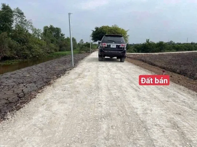🏡 ĐẤT THỔ CƯ KẾT HỢP VƯỜN VIEW KÊNH – THẠNH HÒA, BẾN LỨC

📐 Diện tích: 500m²/lô, gồm 120m² đất thổ cư. Có 2 lô liền kề, mua tổng 1.000m² được.

💰 Giá bán: 575 triệu/lô, còn thương lượng.

📍 Vị trí: Thạnh Hòa – Thạnh Lợi mới, huyện Bến Lức, Long An. 
