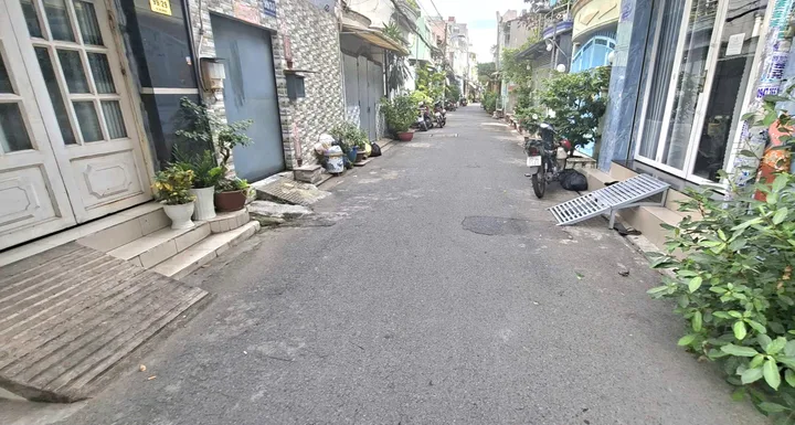 Bán nhà 3 tầng Bình Tân 52m2, chỉ hơn 4ty, hẻm xe hơi