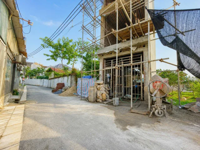 Nhà đẹp quá, đi tí là ra tỉnh lộ 419 rồi. Ngay gần trường cấp 3 Chúc Sơn.