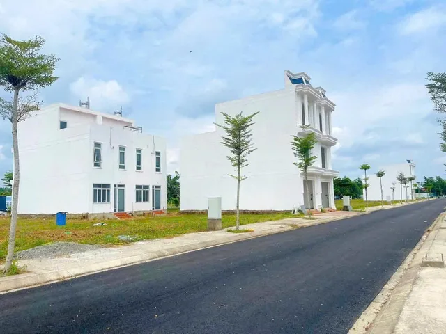 Với 1 tỷ 290 sở hữu ngay 75m2 nằm trong khu an ninh. Sổ riêng, tiện ích đầy đủ, thuận tiện kinh doanh