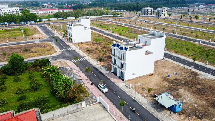 Nhà phố 70m2 ngay nút xuống cao tốc TP Hồ Chí Minh về trung tâm chỉ 20 phút, sổ sẵn