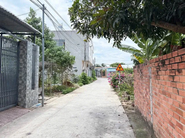 Lô biệt thự trung tâm Tp Bà Rịa hẻm 515 Điện Biên Phủ  - Phường Long Toàn - Tp Bà Rịa. 
Diện tích 10x25 tổng 248m2 có 100 thổ cư. Sổ hồng riêng. Khu dân cư đông. 
Đường bê tông 5m. Xe hơi. Gần quảng trường Bà Rịa.