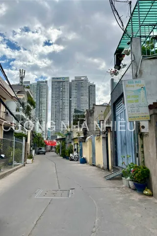 Nhà 3 tầng mới đẹp; vài phút đến Phú Mỹ Hưng; có phòng ngủ trệt; vào ở ngay cách HXH 25m
