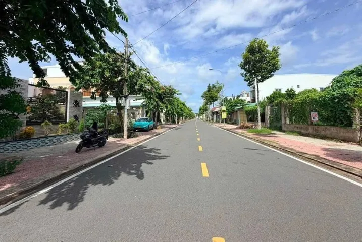 Bán Đất 100m2 có sẵn 100 m2 thổ cư giá 1.6 tỷ tại Đường Hữu Nghị Phường Xuân Khanh Thị xã Sơn Tây Hà Nội