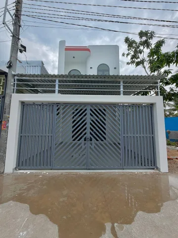 Nhà Đạo Thạnh, sau lưng khu TĐC Long Hoà B — cách quảng trường 500m