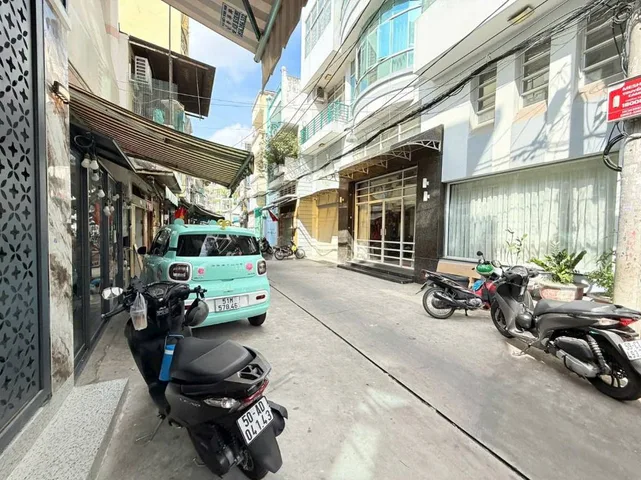 Gần MT Ba Tháng Hai, ngay Thành Thái. Vị trí kết nối nhanh Đại Học Hoa Sen, Bệnh viện Nhi Đồng 1, Lý Thường Kiệt.
+ Ngang 5.2 dài 13m xây 3 tầng, chỉ 11ty nhinh
+ Vị trí trung tâm Q10 kế bên Q1, Q3, Q5...
📞 LH ( Zalo/ SĐT ): 0706.120.931 Trang Nhà Phố
