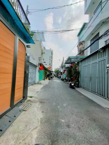 Ngay 1017 Lạc Long Quân - Gần Chợ Tân Bình, Lý Thường Kiệt. Ngang 5.4 dài 16m Xây 4 tầng , chỉ 9ty
+ Hẻm xe hơi thông thoáng, nguồn thu 25tr/th
+ Vị trí gần mặt tiền, kết nối nhanh Chợ Vải Tân Bình, Khu Bàu Cát, gần Đại Học Bách Khoa, chỉ 10p ra ngay Sâ