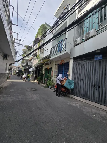 KẾ BÊN CÔNG VIÊN LÊ THỊ RIÊNG – HẺM XE HƠI QUAY ĐẦU – NHÀ 4 TẦNG – VÀO Ở NGAY