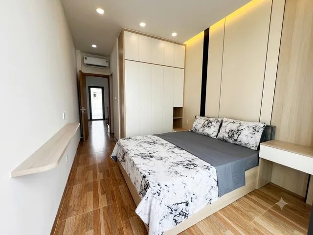 Bán Nhà 47m2 - 5 lầu - mới full nội thất mặt tiền đường Cô Giang sát vách Phan Xích Long