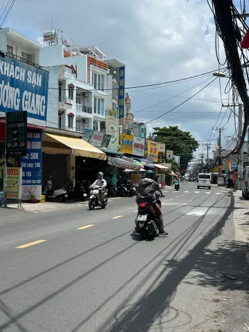 + Vị trí : 2 mặt tiền kinh doanh , VỊ trí đắt địa , ngay Aeon Mall Tân Phú , 77 triệu /01 Tháng