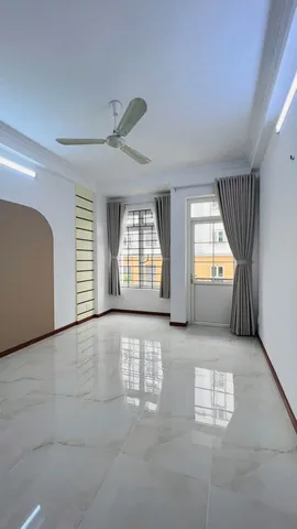 NGAY NHÀ THI ĐẤU PHÚ THỌ Q.10 - HẺM THÔNG GẦN MẶT TIỀN - 37M2 - 3 TẦNG - NHỈNH 6 TỶ
