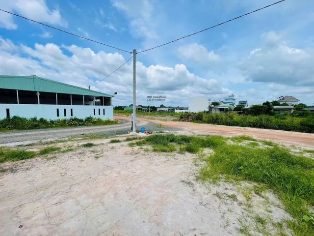 Anh chị nào đang tìm đất gần KCN để xây trọ hoặc kinh doanh thì tham khảo vị trí này. Mặt tiền Lê Duẩn rộng 32m, thông ra Nguyễn Văn Linh, cách KCN Becamex khoảng 1km, giá 680 triệu. Bao thuế. Quan tâm thì liên hệ em, mình đi xem đất thực tế luôn