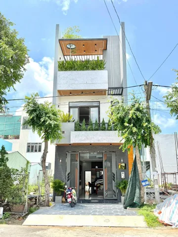 💥 NHÀ 1 TRỆT 2 LẦU – ĐƯỜNG D7 KDC HỒNG LOAN
5x16m – 80m² đất, lộ giới 19m + lối thoát hiểm 2m – giá chỉ 5 tỷ 990