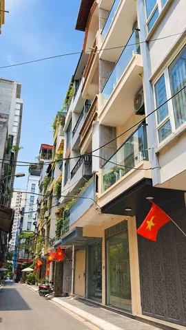Bán nhà PHÂN LÔ tại HOÀNG QUỐC VIỆT. Ôto tránh, vỉa hè. Gần phố. Thoáng trước sau.