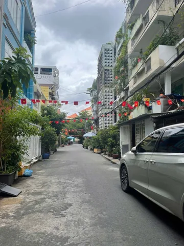 Ngang 4 dài 22m ( 88m2 ) xây 5 tầng, Chỉ 12 ty nhinh. Hẻm oto ngủ nhà ngay Kênh Tân Hóa, gần Ngã Tư Lũy Bán Bích - Thoại Ngọc Hầu, Hồng Lạc - Khu Bàu Cát 
+ DT: 88m2 nhà mới đẹp có thang máy 
+ Vị trí kết nối nhanh Hòa Bình, CV Đầm Sen Nước, Ngã Tư Âu C