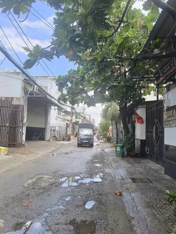 - Nhà gồm sân để xe, trệt, 1 lửng, 1 lầu, phòng thờ, sân thượng
+ Trệt sân để xe hơi, phòng khách, sân sau, 2 pn trệt, 1wc