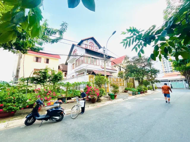 Vị trí đẹp, ngay sau GigaMall, gần KDC Thành Ủy, NewTown và khu dân cư bên sông.

 Đất diện tích : 10 × 15m CN 150m²