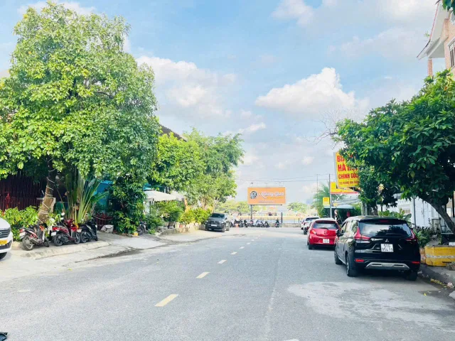 ĐẤT MẶT TIỀN ĐƯỜNG SỐ 4 – HIỆP BÌNH CHÁNH- TP.THỦ ĐỨC. 
- Ngay Ga Tàu Thủy Hiệp Bình Chánh, khu vực bên sông – vị trí đẹp, thích hợp ở hoặc kinh doanh.

- Đất Diện tích : 120m² (8x15m)
- Hướng: Đông Nam