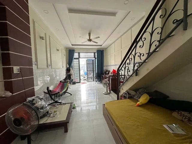 Nhà 3 tầng, HXH 6m, sát mặt tiền Lã Xuân Oai, Long Trường. 56m2, Ngang 4m, 3Pn, 3Wc. Chỉ 6 tỷ TL.