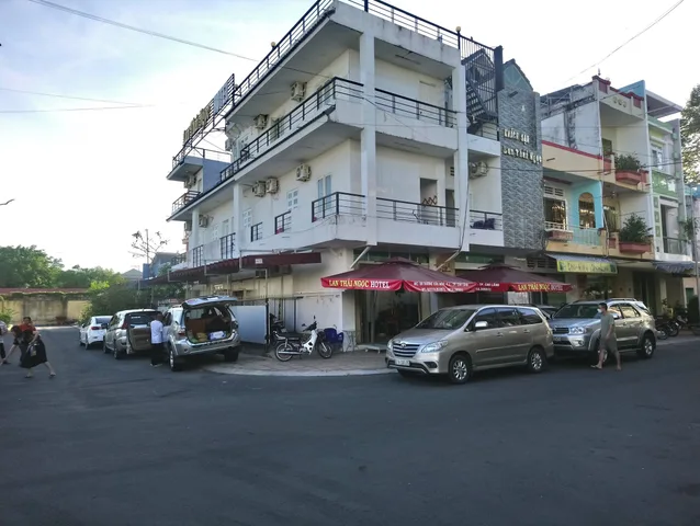 BÁN KHÁCH SẠN VỊ TRÍ VÀNG, DOANH THU ỔN ĐỊNH