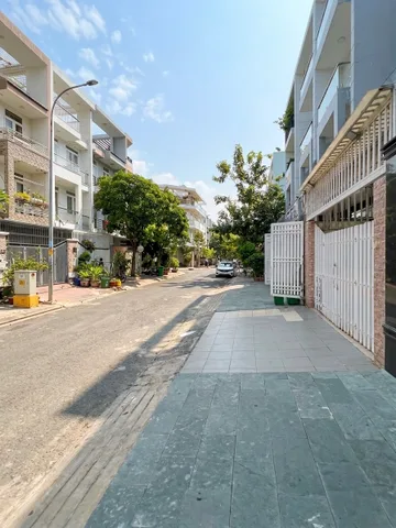Lê Văn Lương gần Lotte. Giá 14 tỷ 5, 4 tầng 6pn 5x18, Mt 20m