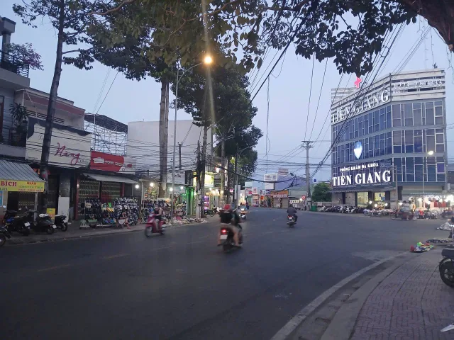 SIÊU PHẨM NHÀ 3 TẦNG. CÓ SÂN ĐỖ Ô TÔ. GẦN CHỢ ĐÊM - P 6 - TP MỸ THO. TIỀN GIANG.