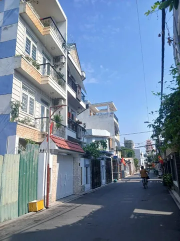 Ngang 4.3 dài 17m xây 4 tầng, chỉ 10ty nhinh. Hẻm oto ngủ nhà, ngay sát Nhà Ga T3, gần MT Trường Chinh - Khu Bàu Cát. Gần Etown Park Cộng Hòa
+ Nhà 4PN 5WC mới đẹp, sân thượng thoáng mát 
+ Vị trí kết nối nhanh Mũi Tàu Cộng Hòa, Âu Cơ , Khu Đồng Đen, Tr