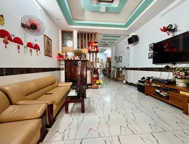 Ngang 4.3 dài 11m, chỉ 5ty hơn. Gần MT Lê Văn Sỹ - Chợ Phạm Văn Hai 
+ Nhà 3PN ( có phòng tầng trệt ) 2WC
+ Vị trí trung tâm kết nối nhanh Phạm Văn Hai Bùi Thị Xuân, Công Viên Hoàng Văn Thụ, chỉ 5p ra ngay Sân Bay... 
📞 LH ( Zalo/ SĐT ): 0706.120.931 T