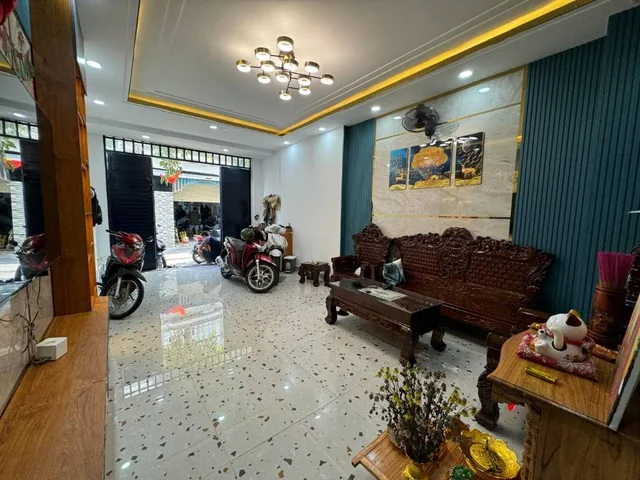 Gần Đặng Văn Ngữ, Lê Văn Sỹ, Phạm Văn Hai. Hẻm oto ngủ nhà gần Bờ Kè Hoàng Sa - Trường Sa. Ngang 5.2 dài 15m
+ 12ty thương lương 
+ Vị trí khu trung tâm kết nối nhanh Phú Nhuận, Q3, Q1
📞 LH ( Zalo/ SĐT ): 0706.120.931 Trang Nhà Phố
👉 Người thật – Nhà 