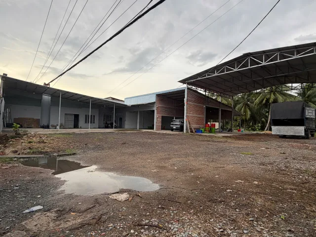 Cho thuê Kho, nhà xưởng 2200m2 giá 35 triệu mặt tiền đường xe container tại Châu Thành Bến Tre