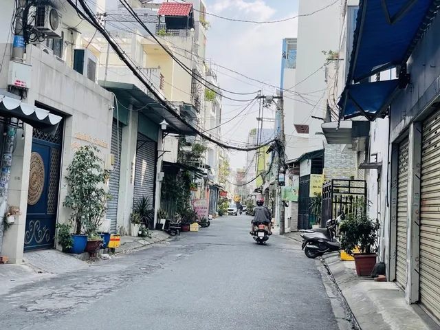 68m2 Gần MT Lạc Long Quân - Kế Khu Bàu Cát. Ngay Ngã Tư Bảy Hiền - Chợ Tân Bình. 
+ Ngang 4 dài 17m xây 2 tầng, chỉ 6ty nhinh
+ Sổ vuông a4, pháp lý chuẩn 
📞 LH ( Zalo/ SĐT ): 0706.120.931 Trang Nhà Phố
👉 Người thật – Nhà thật – Giá thật 👈
#bđs #htra