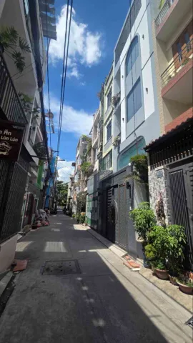 Hẻm 5m ngay mặt tiền gần Khu Bắc Hải - Lý Thường Kiệt, gần Đại Học Bách Khoa 
40m2 xây 3 tầng - Chỉ 6.1ty
+ Nhà 3PN 3WC thích hợp mua ở tiện kinh doanh hoặc xây sửa đầu tư giữ tiền 
+ Vị trí trung tâm kế bên Q10, gần Tô Hiến Thành - Thành Thái, chỉ 5p 