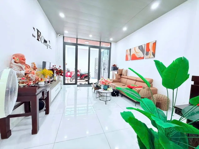 Gần Ngã Tư Âu Cơ - Lạc Long Quân, sát mặt tiền Trịnh Đình Trọng. Ngang 4 dài 20m xây 2 tầng, chỉ 6.6ty
+ Vị trí: Nằm gần Trường học các cấp, gần chợ, Bệnh viện, Uỷ Ban 
+ Khu vực: Khu vực an ninh yên tĩnh, dân trí cao nhà xây dựng đồng đều.,,
+ Pháp lý