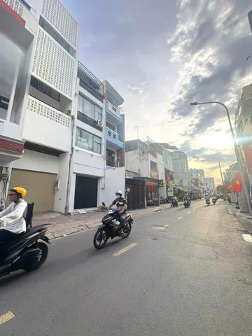 Ngay MT Hoàng Hoa Thám, Khu K300. Ngang 6 dài 10m, chỉ 4.8ty
+ Vị trí đẹp khu VIP Tân Bình, gần nhà ga t3 và khu sân bay
+ Nhà 2PN 2WC đầy đủ công năng. Xung quanh là truòng học các cấp và ngân hàng 
LH Zalo: 070.612.0931 ( Huyền Trang )
Chuyên Nhà Ph