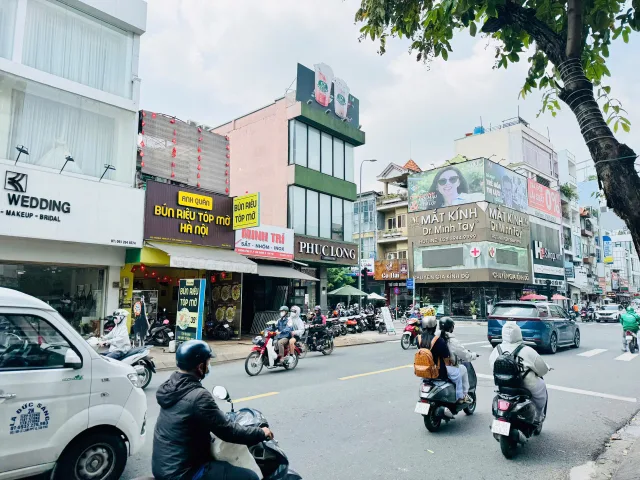 HXH Lê Văn Sỹ - Bùi Thị Xuân. Gần Công Viên Hoàng Văn Thụ. Ngang 4.5 dài 13, nhỉnh 7
+ Sổ vuông đẹp hoàn công đầy đủ pháp lý chuẩn 
+ Nhà chính chủ xây dựng tâm huyết nay cần thề nên bán gấp
LH Zalo: 070.612.0931 ( Huyền Trang )
Chuyên Nhà Phố BĐS TP 