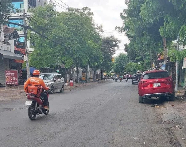Bán nhà Quận 2 – bán nhà nát 147m2  NGANG 5,64M NỞ HẬU 8M gần LÊ VĂN THỊNH cách đường chính 20M