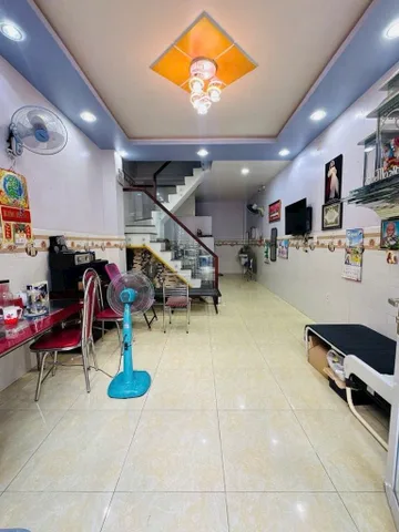 HXH Ngay Chợ Phạm Văn Hai - 44m2 xây 3 tầng Chỉ 6.9ty
+ Nhà chính chủ xây kiên cố mới đẹp gồm 4 PN, 5 WC, có sân để xe...
+ Hẻm xe hơi, gần mặt tiền Phạm Văn Hai, Tiện ích đầy đủ,  chợ, Siêu thị, trường học, kế bên.
+ Sổ vuông vức, pháp lý chuẩn.
LH T