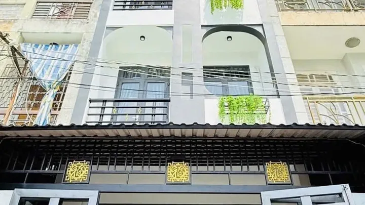 HẺM OTO NGỦ NHÀ 8M - NGAY ĐỒNG ĐEN - GẦN MẶT TIỀN - 68M2 XÂY 4 TẦNG 
- Ngang 4 dài 17m - Nhà 5PN rộng rãi 
- Thích hợp mua ở hoặc vừa ở vừa giữ tiền, làm chdv nguồn thu sinh lời cao
- Vị trí trung tâm gần nhà Ga T3, Tuyến Metro, Khu Sân Bay 
 👉LH: 070