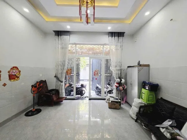 50m2 ( 4×12.5m) - 3 phòng ngủ - 6ty nhinh. 
Kết cấu: 1 trệt 1 lầu BTCT kiên cố – 3PN – hoàn công đầy đủ 
Hẻm: Hẻm thông thoáng, sạch đẹp – xe di chuyển dễ dàng 
Vị trí: gần mặt tiền Lạc Long Quân gần chợ Tân Bình, ngã tư Bảy Hiền; kết nối nhanh Âu Cơ –