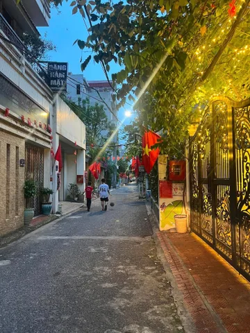 BÁN NHÀ NGỌC THUỴ - HƠN 4 TỶ- 30M2- 5 TẦNG 

📍Nhà trong đê - vị trí cực kì đẹp - gần trường học công viên - nhà mới xây vài năm - khu dân trí cao trung tâm LB -  kh mua chỉ việc về ở - ngõ ô tô thông , gần bãi xe 

Sổ đỏ pháp lý chuẩn ss giao dịch

