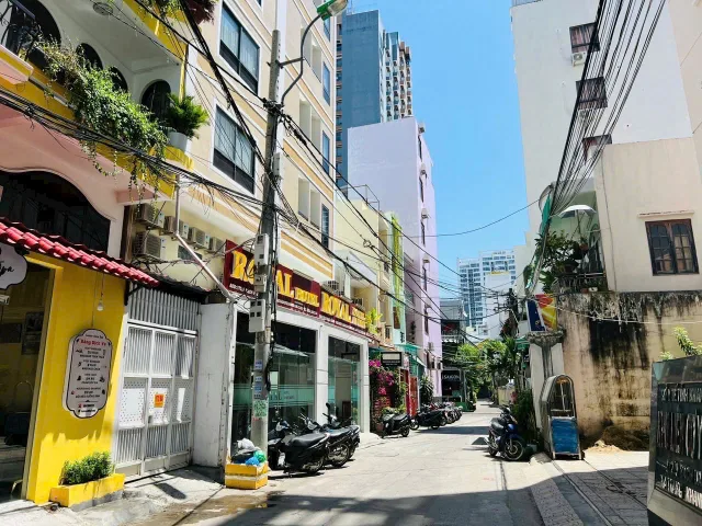 Nhà 2 tầng Bạch Đằng nối dài _ khúc phố Tây vô cùng sầm uất ( hẻm thông vi vu ). DT 96.3m2. Giá 20.1ty