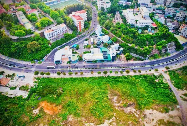 [ ĐẤT SÁT ĐƯỜNG PHẠM VĂN ĐỒNG _ khu Hòn Đỏ ] * qua đường là biển Hòn Chồng *Dt 50.5m2. Giá 125tr/m2