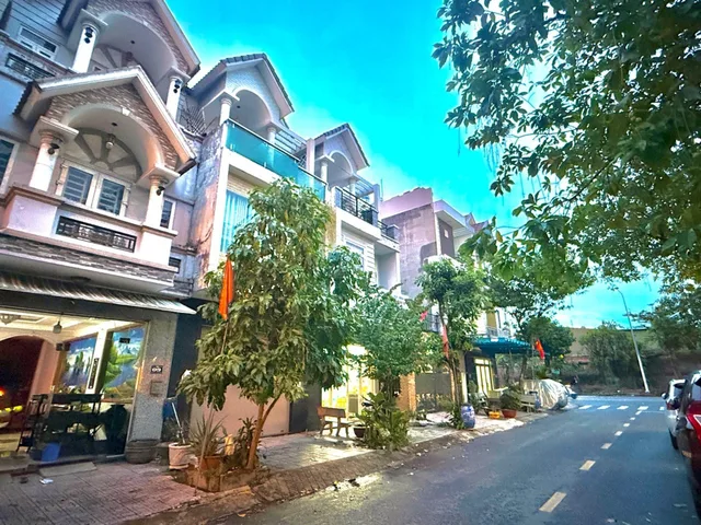 Bán TRUNG TÂM HÀNH CHÍNH DĨ AN - ĐÔNG HOÀ - NHÀ 3 TẦNG - MT ĐƯỜNG GS 4.5x18 81M2 CHỈ 9T HƠN