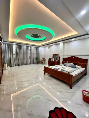 - Mặt tiền đường 12m, khu vực xe cộ đi lại đông đúc sầm uất , gần chợ Hoàng Ngọc Phách, trường GTVT ,di chuyển 5 phút tới siêu thị Aoen Tân Phú