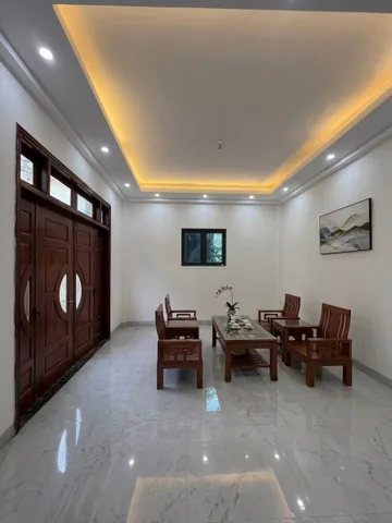 Chủ Ngộp Bank cần Bán cực gấp nhà 2 tầng 
mới toanh 2 tỷ hơn -30m ra ô rô tránh - gần chợ , trường học